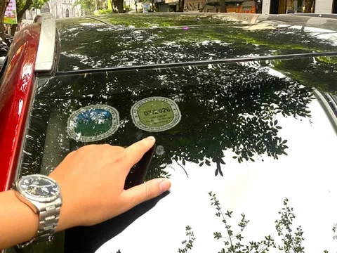 Đề xuất bỏ dán tem thu phí dán trên kính ô tô