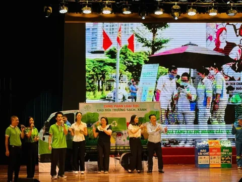 Tôn vinh hình ảnh công nhân môi trường bằng nghệ thuật