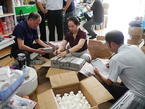 Phát hiện hàng trăm sản phẩm mỹ phẩm nhập lậu tại một cửa hàng nổi tiếng ở Quảng Bình