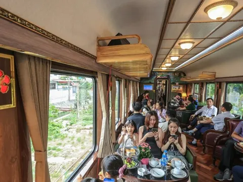 Tàu Hoa Phượng Đỏ thu hút gần 90.000 lượt khách sau 21 ngày hoạt động