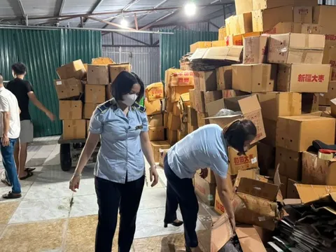 Tạm giữ hơn 4 tấn táo đỏ khô nhập lậu tại Hà Nội
