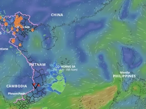 Vùng áp thấp trên Biển Đông diễn biến phức tạp, khả năng mạnh lên thành bão