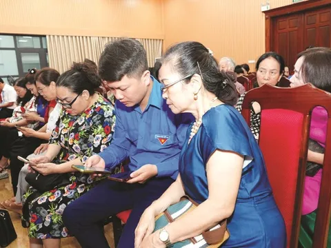 Người cao tuổi bắt nhịp chuyển đổi số