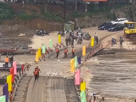 Cắt khẩn cấp cầu phao Phong Châu