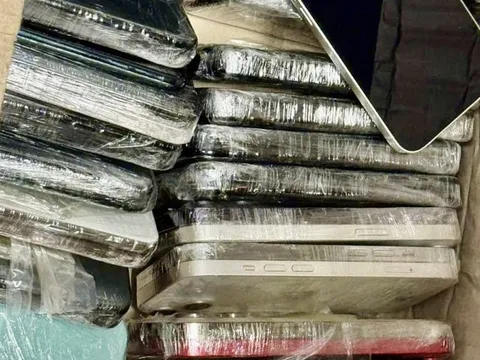 Hải quan bắt giữ 2 vụ vận chuyển điện thoại qua đường hàng không