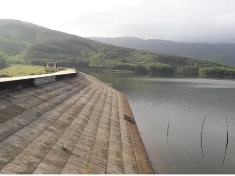 Các tỉnh miền Trung khẩn trương gia cố đê điều, công trình thủy lợi trước mùa mưa bão