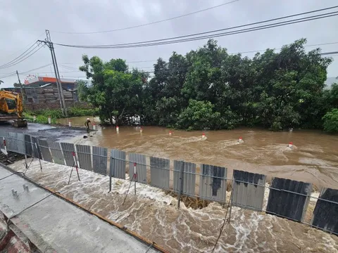 Gia Lai: Mưa lũ nhấn chìm cầu La Plốc, QL25 ách tắc giao thông