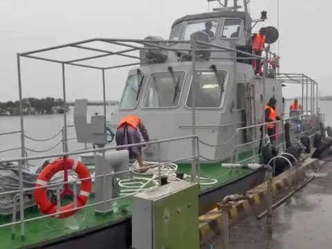 Quảng Nam khẩn trương cứu hộ tàu cá có nguy cơ bị chìm trên biển