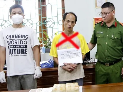 Lai Châu: Bắt quả tang đối tượng vận chuyển 8 bánh ma túy
