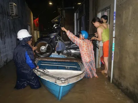 Người dân Đà Nẵng chạy lụt trong đêm