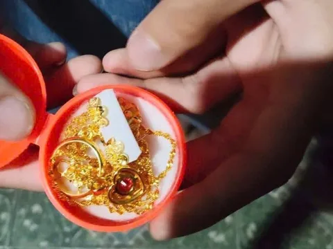 Tiết lộ bất ngờ về số trang sức màu vàng 2 thiếu niên nhặt được