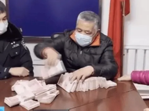 Bé trai nhặt được túi vải chứa 941 triệu đồng tiền mặt và cái kết