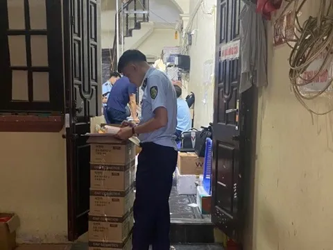 Quản lý thị trường xử phạt 4 cơ sở kinh doanh mỹ phẩm nhập lậu tại Hà Nội