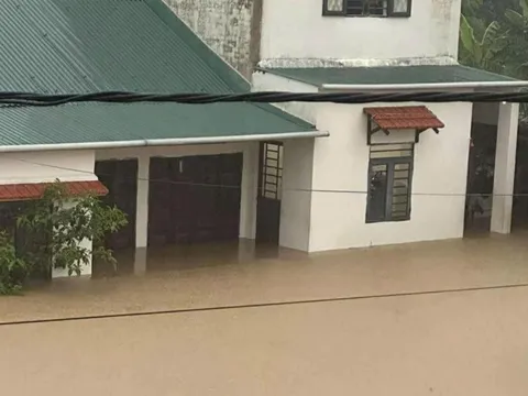 Mưa lớn gây ngập lụt tại nhiều địa phương miền Trung