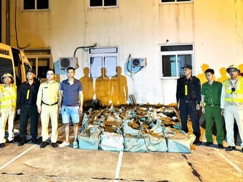 CSGT phát hiện xe khách chở hàng trăm bình nghi là "khí cười"