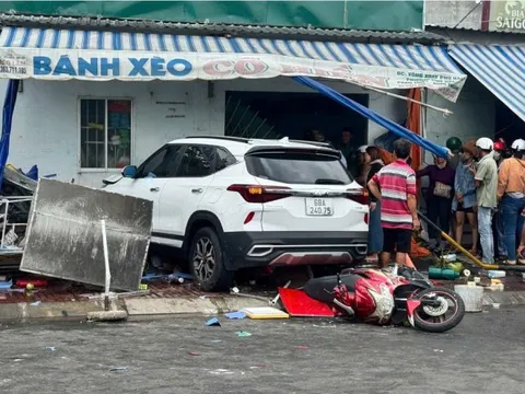 Video ô tô lao như tên bắn, tông vào quán bánh xèo khiến chủ quán tử vong