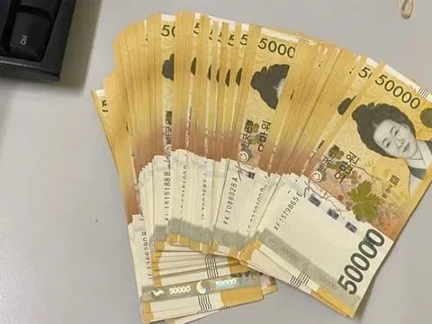 Bọc nhỏ màu đen chứa đầy tiền mặt bị bỏ quên ở sân bay