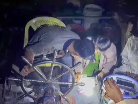 Bắt quả tang 2 ghe gỗ hút trộm cát trên sông Cổ Chiên
