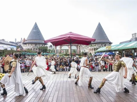 Show “Dư âm” lấy cảm hứng từ hoàng hậu Pháp Marie Antoinette trên đỉnh Bà Nà khiến khán giả mê mẩn