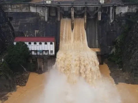 Hà Tĩnh mưa lớn, Thủy điện Hố Hô bắt đầu xả tràn