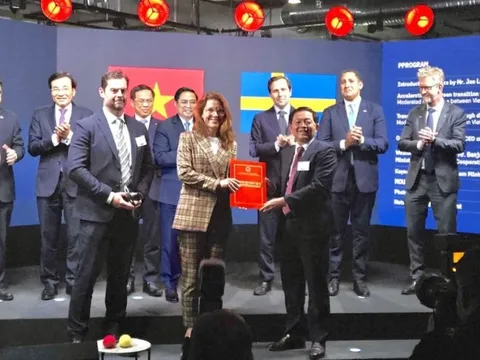 Bình Định trao giấy chứng nhận đăng ký đầu cho dự án vốn FDI 1 tỷ USD