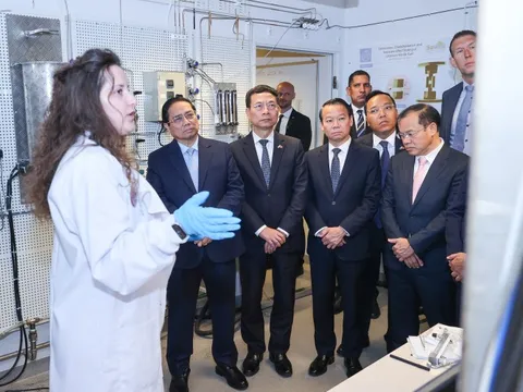 Thủ tướng làm việc với Phòng thí nghiệm hạt nhân của Viện Nghiên cứu Hoàng gia Thụy Điển