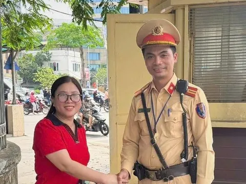 Rơi tài sản khi đi khám bệnh, người phụ nữ được CSGT liên hệ trao trả