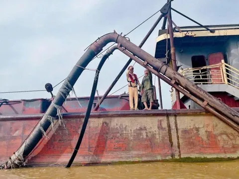 Phát hiện tàu hoán cải, hút cát trái phép trên sông Hồng
