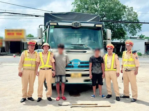 Xử phạt tài xế vượt ẩu, phụ xe cầm rựa dọa người đi đường trên Quốc lộ