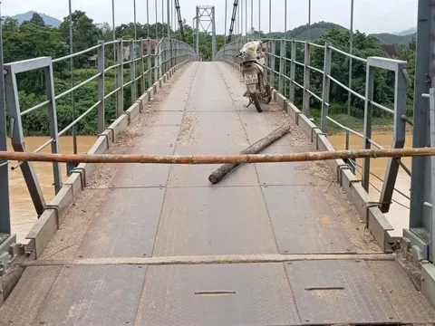 Nghệ An: Cấm người dân qua cầu treo 20 năm tuổi đang bị hư hỏng nặng