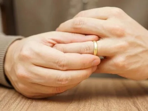 Phát hiện vợ ngoại tình với hàng xóm, chồng làm một việc khiến ai nấy sốc nặng