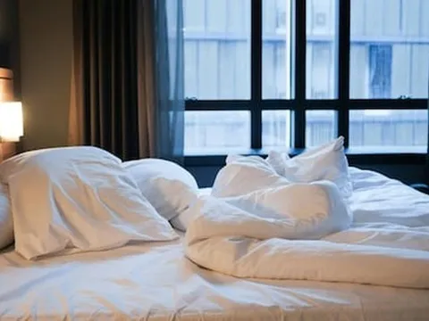 Về nhà vào buổi trưa, cô gái sốc nặng khi cảnh tượng trên giường