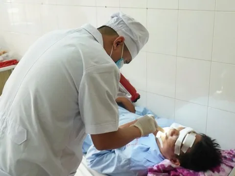Đang đi trên đường, tài xế bị máy bay không người lái đâm bị thương