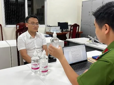 Hà Nội: Một phó chủ tịch thị trấn ở huyện Chương Mỹ bị bắt vì sản xuất cồn y tế giả