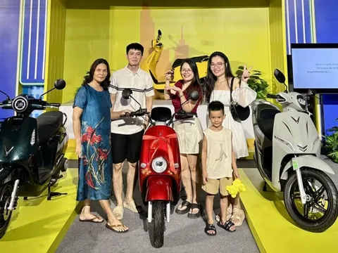 Khách Việt sử dụng đồng thời 2 xe máy VinFast, muốn cùng gia đình lan tỏa sống xanh