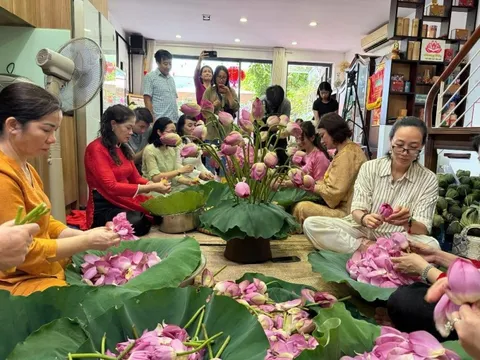 Lễ hội “Thư giãn cùng Sen” – Tôn vinh nghề ướp trà sen truyền thống Hồ Tây