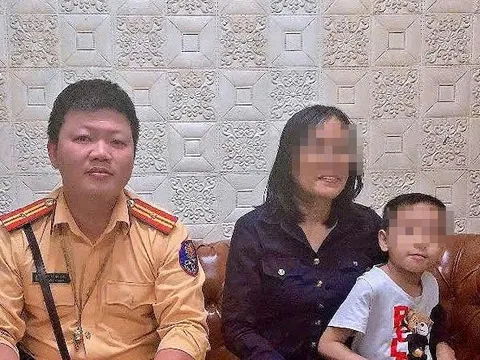 Cảnh sát giao thông hỗ trợ bé trai 6 tuổi đi lạc ở bến xe Mỹ Đình