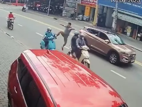 Người đàn ông xuống ô tô đạp ngã nữ tài xế 26 tuổi khai gì?