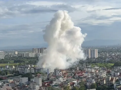 Sau tiếng nổ vang trời, ngôi nhà 4 tầng ở Hà Nội bốc cháy ngùn ngụt 2 người tử vong