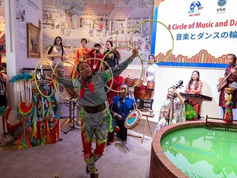 Múa vòng của thổ dân Mỹ kết hợp cùng âm nhạc truyền thống Việt Nam