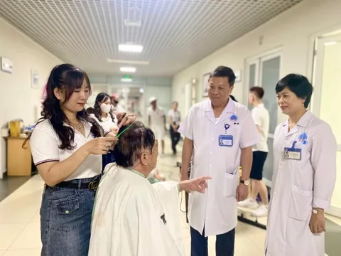 Bệnh viện Hữu Nghị lan tỏa yêu thương từ hoạt động cắt tóc miễn phí