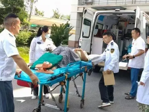 Đầy bụng đi khám, người phụ nữ sốc nặng khi sinh ra bé trai nặng 2,5kg