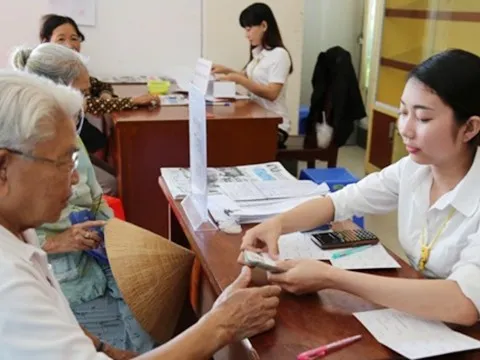 Thẩm quyền quyết định chi trả mức trợ cấp xã hội, tạm dừng trợ cấp xã hội