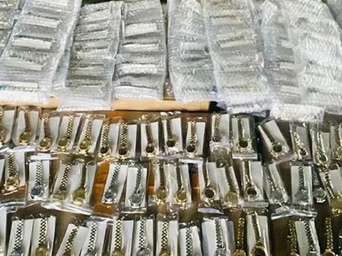 Thu giữ 450 đồng hồ giả nhãn hiệu Rolex nhập lậu qua cửa khẩu Trà Lĩnh