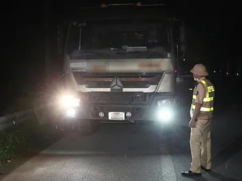 Hà Nội: Cảnh sát giao thông xuyên đêm xử lý xe quá tải