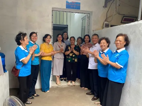 Bàn giao “Mái ấm tình thương” cho hội viên phụ nữ khó khăn phường Bưởi, quận Tây Hồ