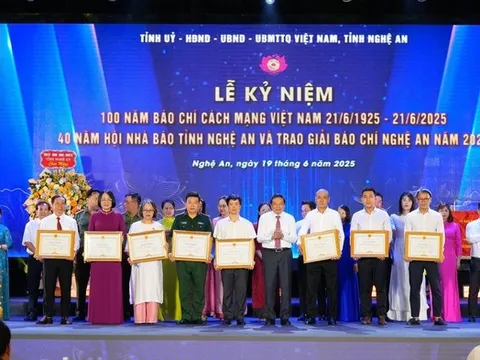 Văn phòng miền Trung - Tạp chí Đời sống & Pháp luật nhận bằng khen của UBND tỉnh Nghệ An