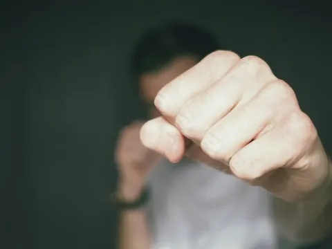 Con rể hành hung khiến bố vợ biến dạng mặt, mất thị lực vĩnh viễn