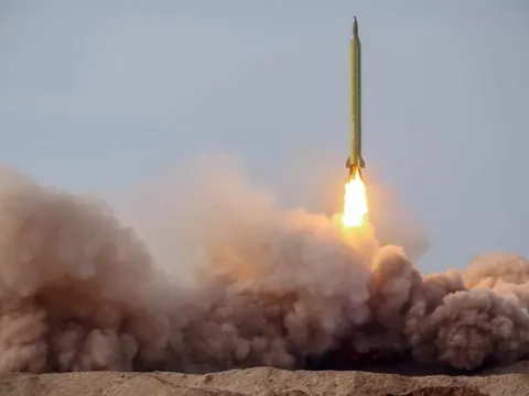 Iran phóng loạt tên lửa đạn đạo quy mô lớn vào Israel
