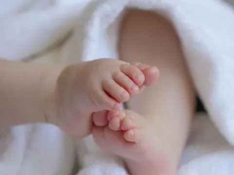 Người đàn ông lên cơn đau tim, ngã đè con trai 3 tháng tuổi, cả hai đều tử vong